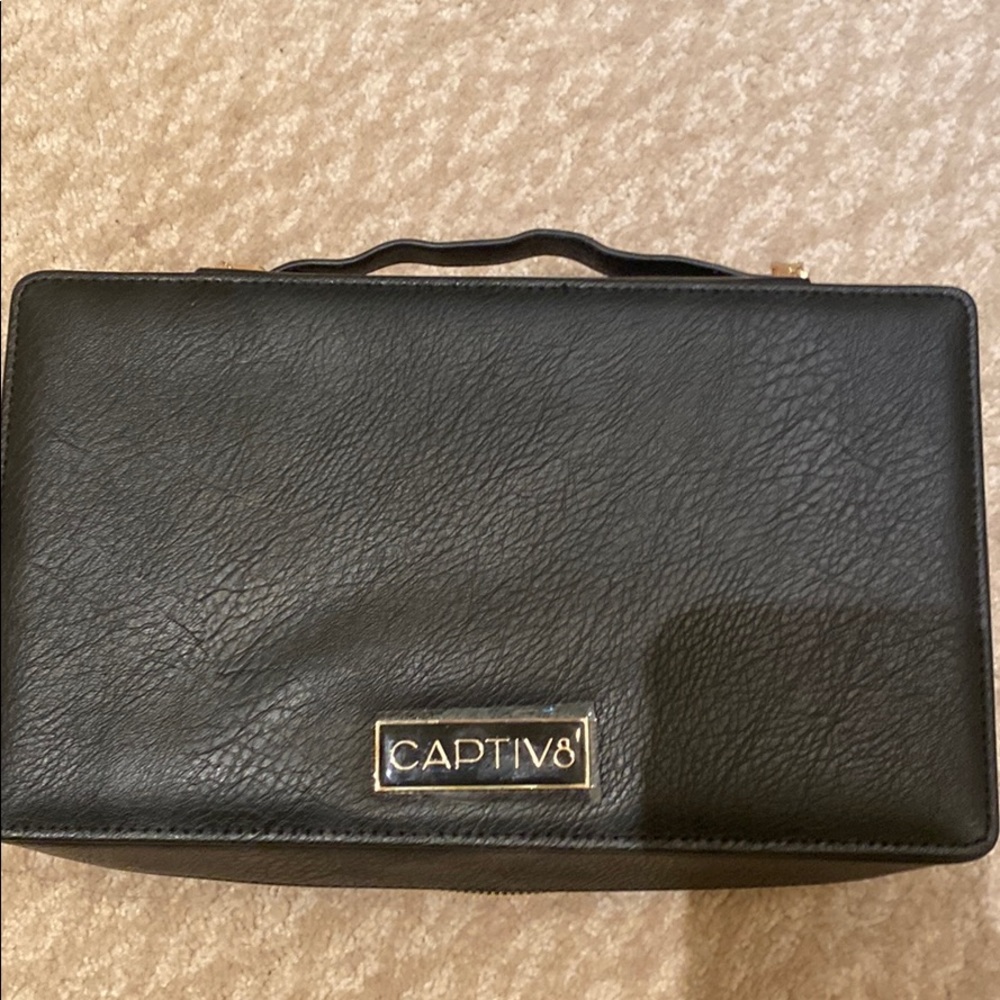 Captiv8 makeup case